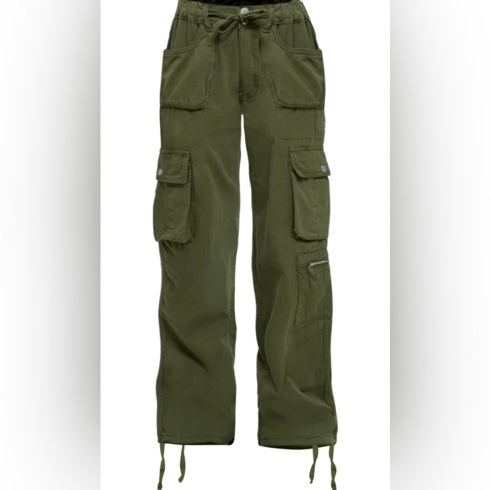 Green Cargo Pants 👖🌿